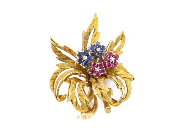 A yellow gold brooch with rubies and sapphires  - Auction Jewels and Watches - Maison Bibelot - Casa d'Aste Firenze - Milano
