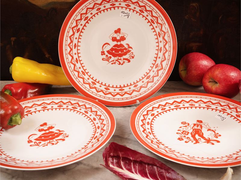 Zsolnay, Serie di tre piatti in porcellana decorati in monocromia rossa