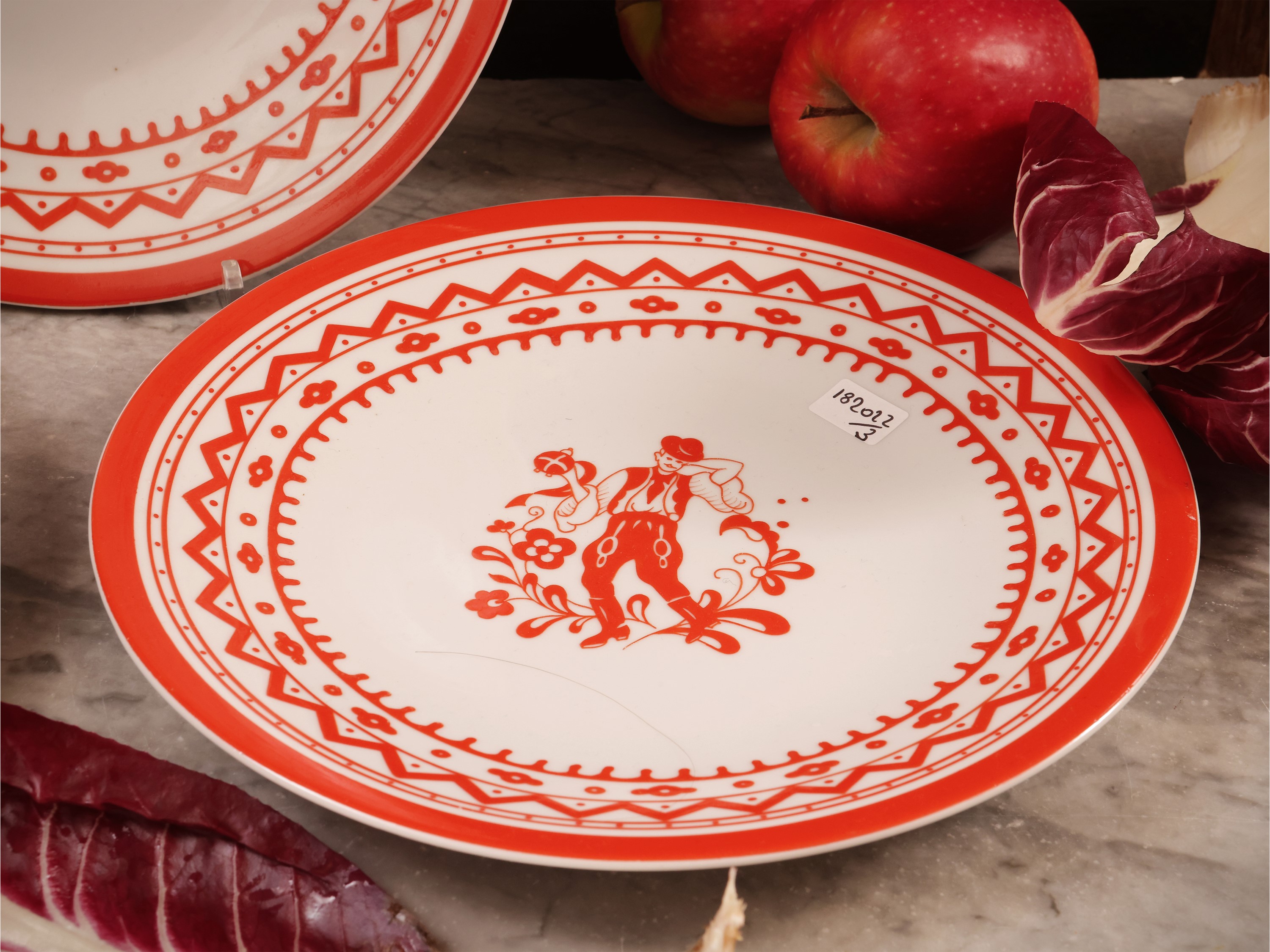 Zsolnay, Serie di tre piatti in porcellana decorati in monocromia rossa