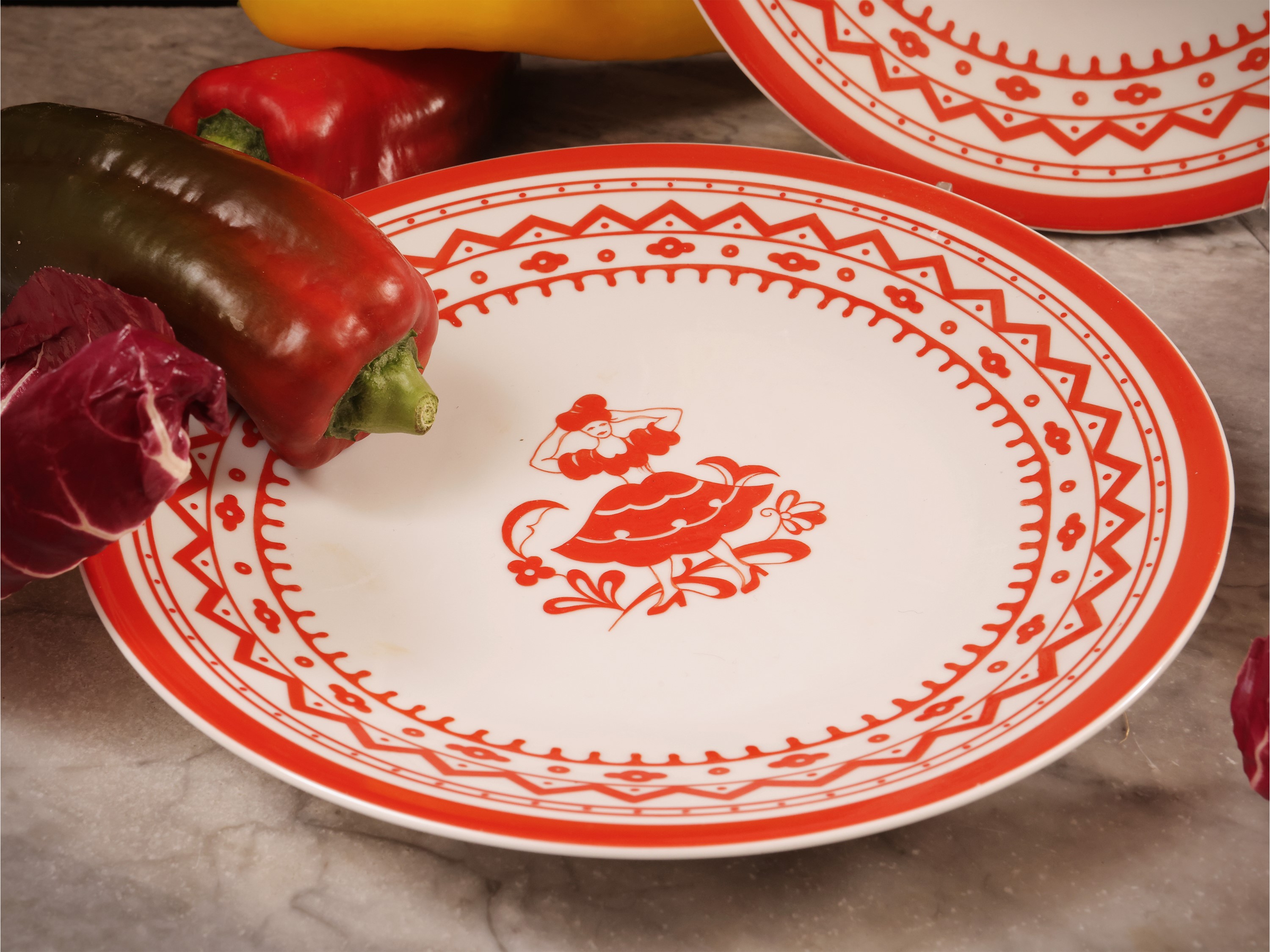Zsolnay, Serie di tre piatti in porcellana decorati in monocromia rossa