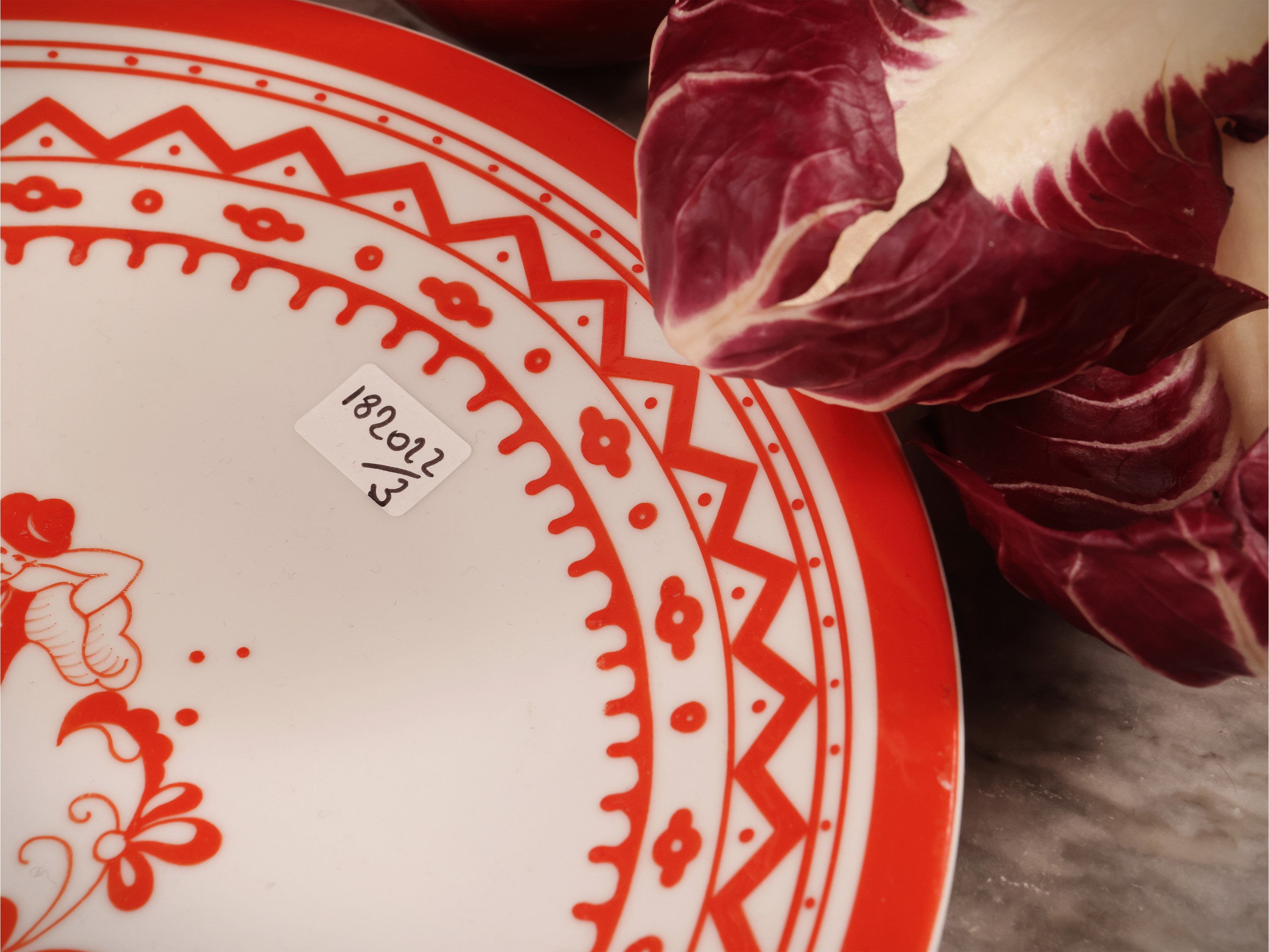 Zsolnay, Serie di tre piatti in porcellana decorati in monocromia rossa
