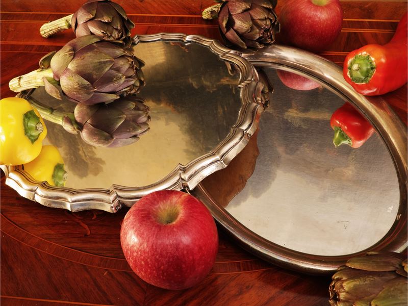 Due vassoi a specchio con bordo in argento