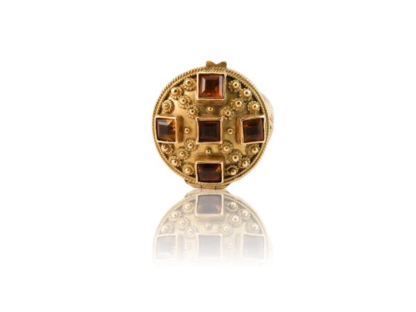 Anello in oro giallo con scomparto segreto