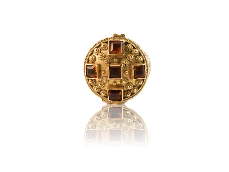 Anello in oro giallo con scomparto segreto