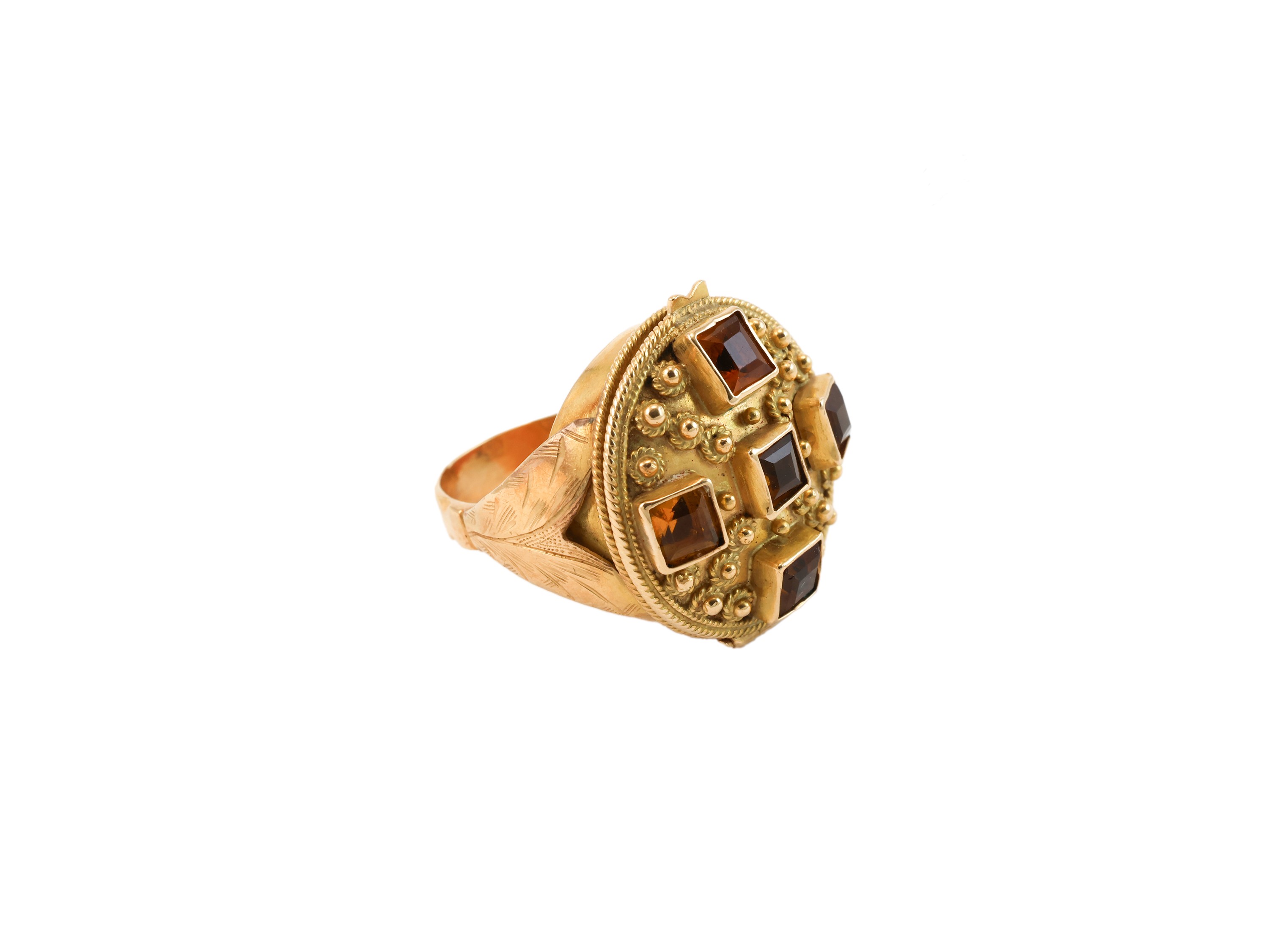 Anello in oro giallo con scomparto segreto