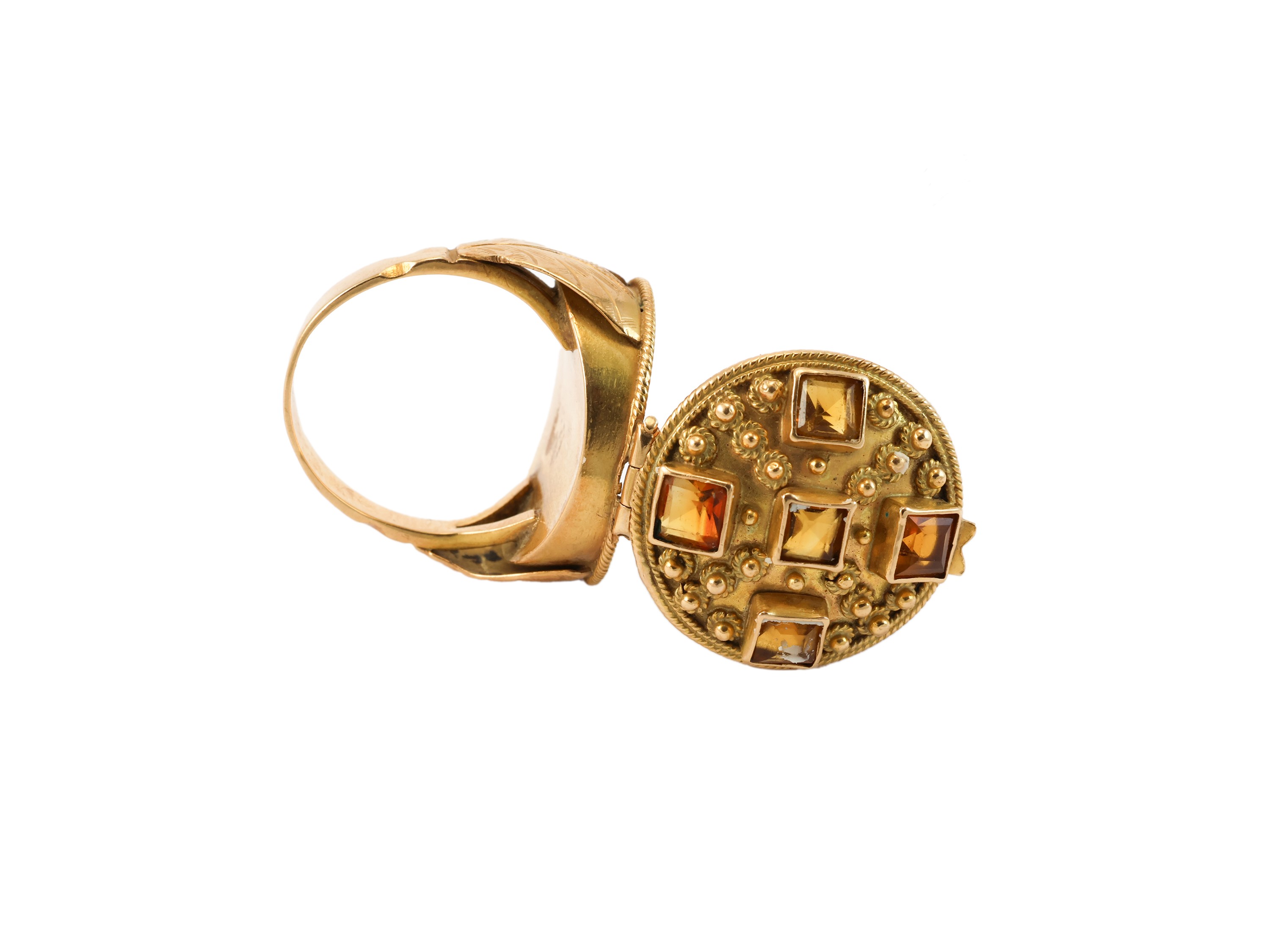 Anello in oro giallo con scomparto segreto