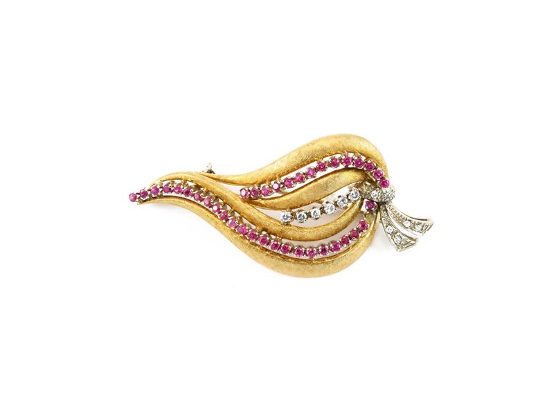 Spilla in oro giallo, oro bianco, diamanti e rubini
