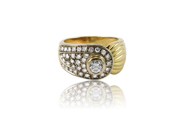 Anello in oro giallo, oro bianco e diamanti