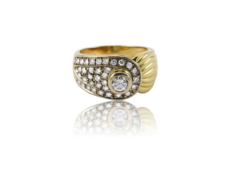 Anello in oro giallo, oro bianco e diamanti
