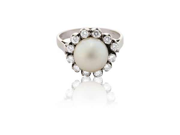 Anello in oro bianco, piccoli diamanti e perla coltivata bianca