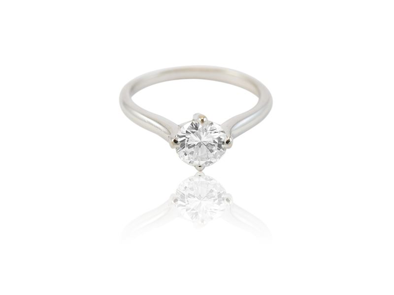 Anello solitario in oro bianco e diamante