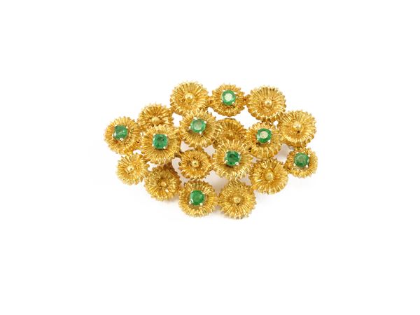 Spilla in oro giallo e piccoli smeraldi