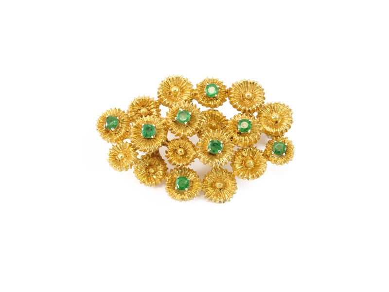 Spilla in oro giallo e piccoli smeraldi