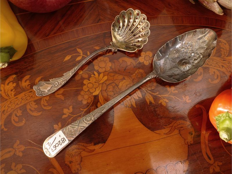 Due cucchiai da collezione in argento