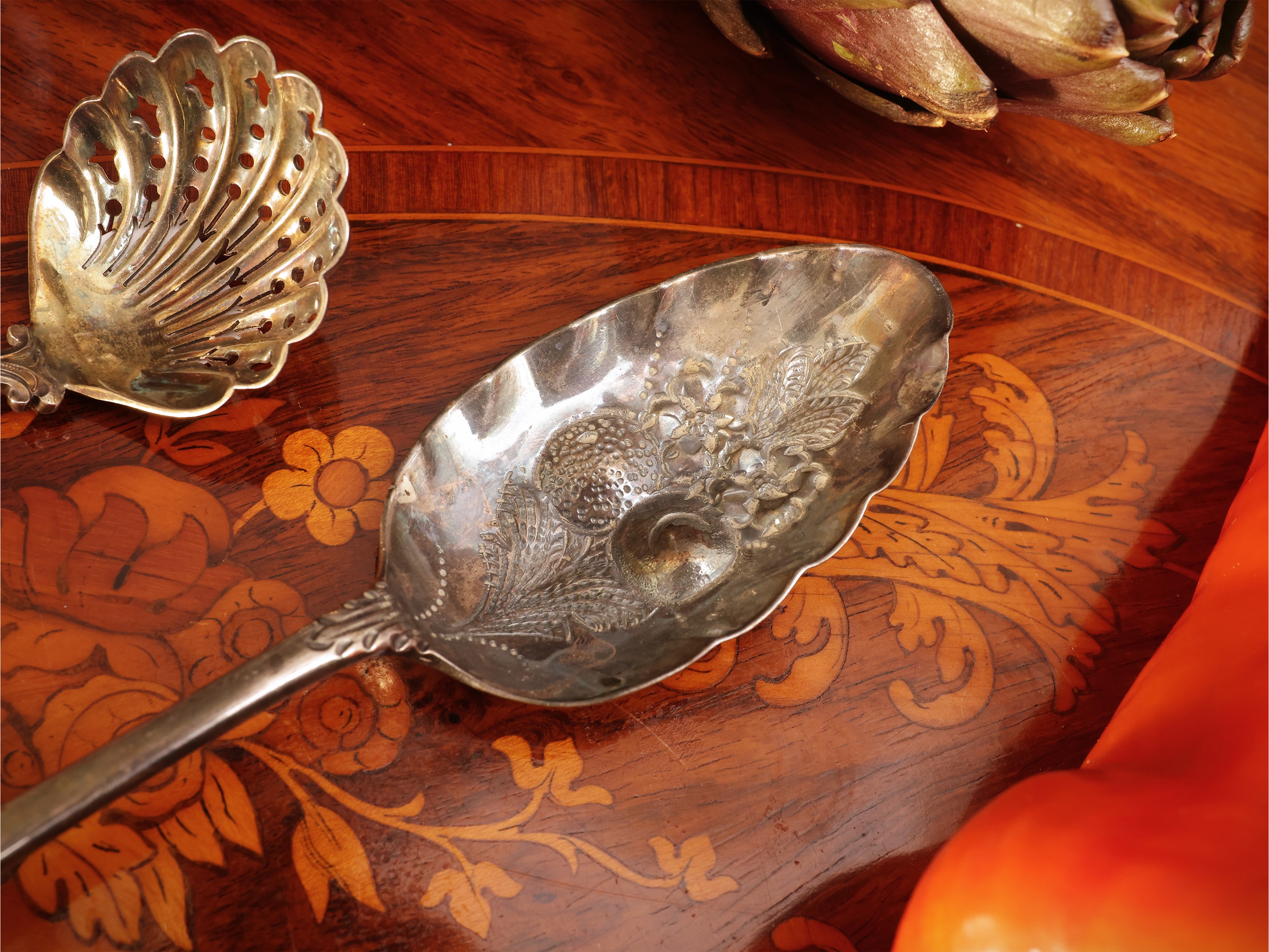 Due cucchiai da collezione in argento