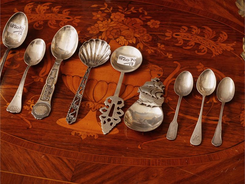 Dodici cucchiaini da collezione in argento