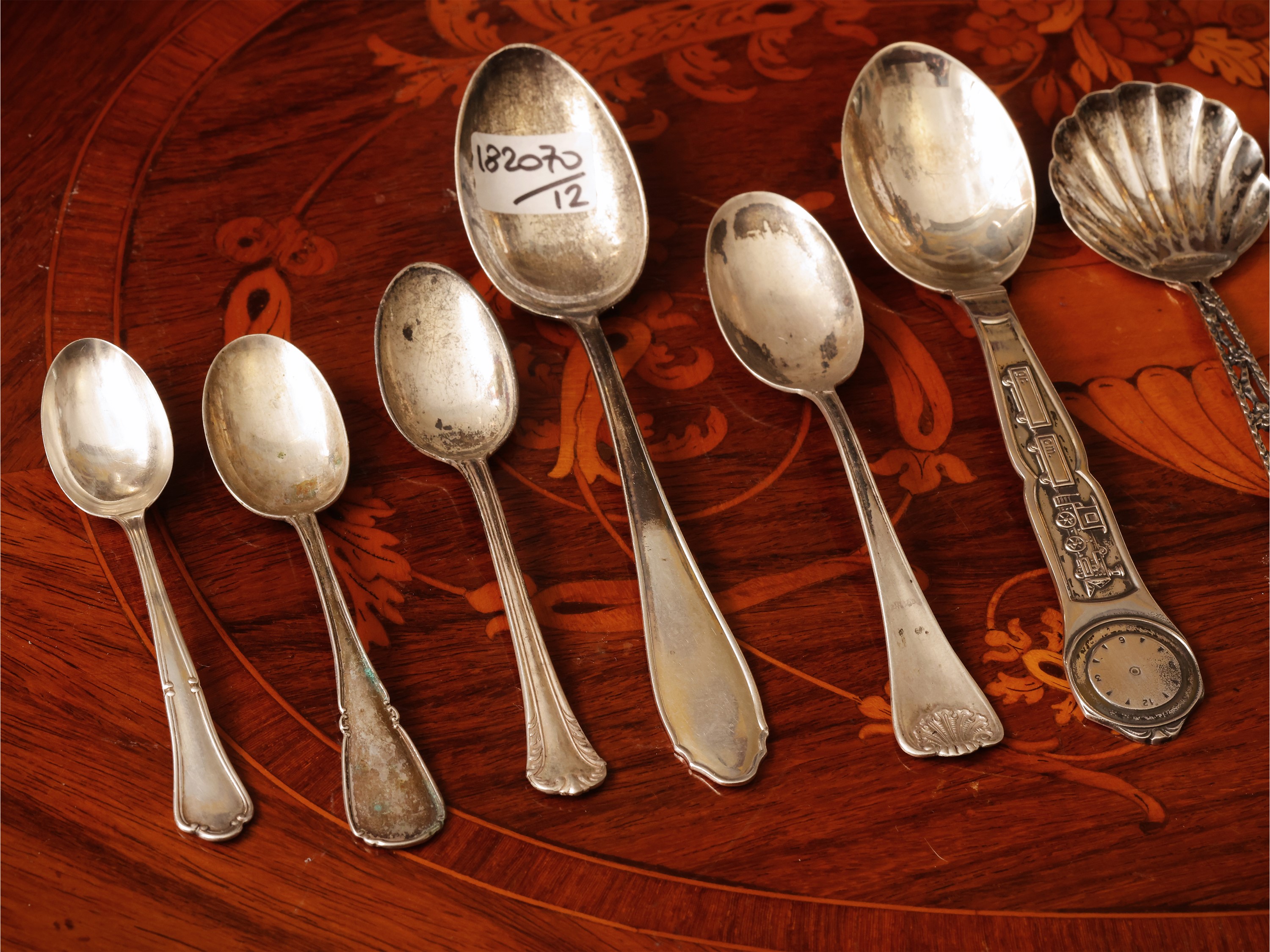 Dodici cucchiaini da collezione in argento