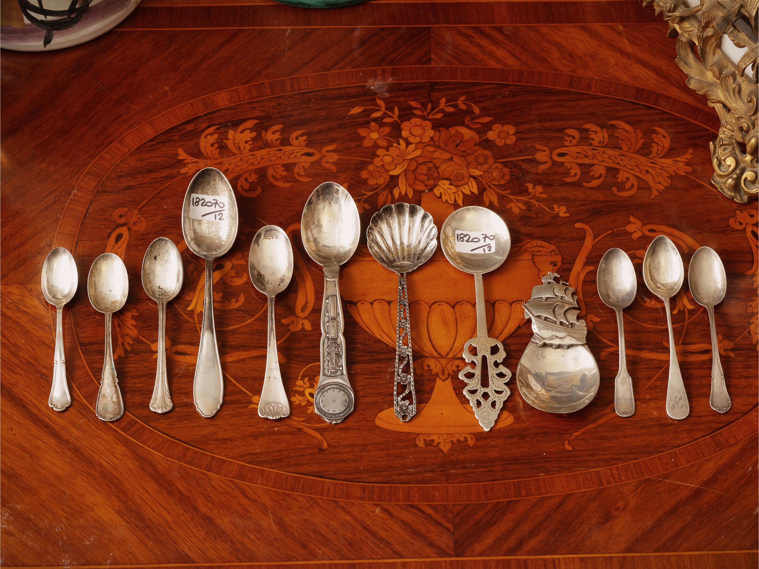 Dodici cucchiaini da collezione in argento