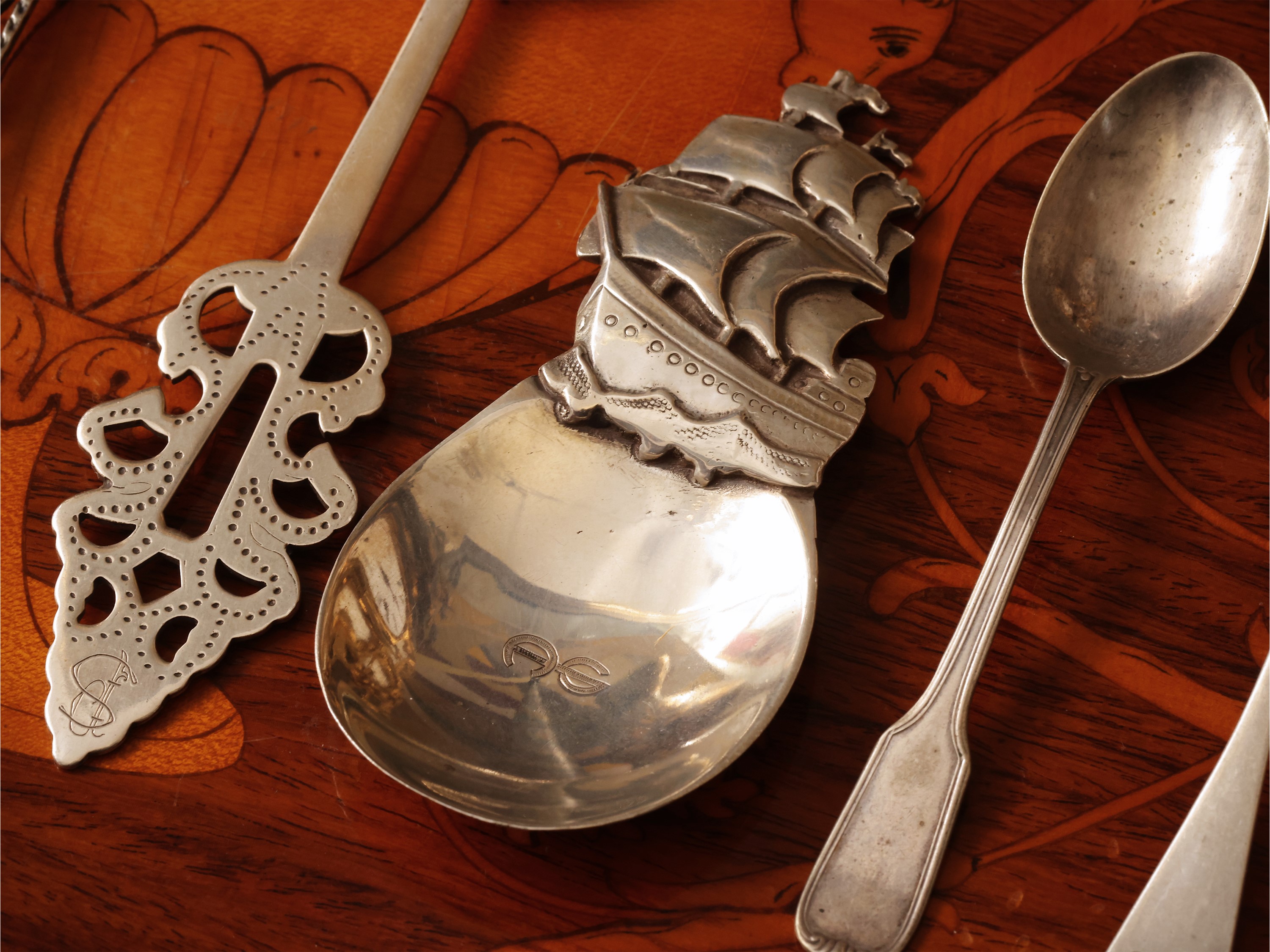 Dodici cucchiaini da collezione in argento