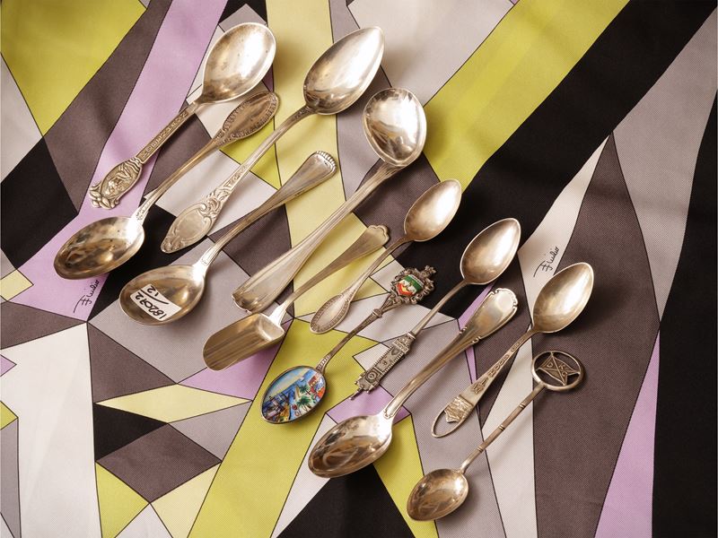 Collezione di cucchiaini in argento, alcuni souvenir di città