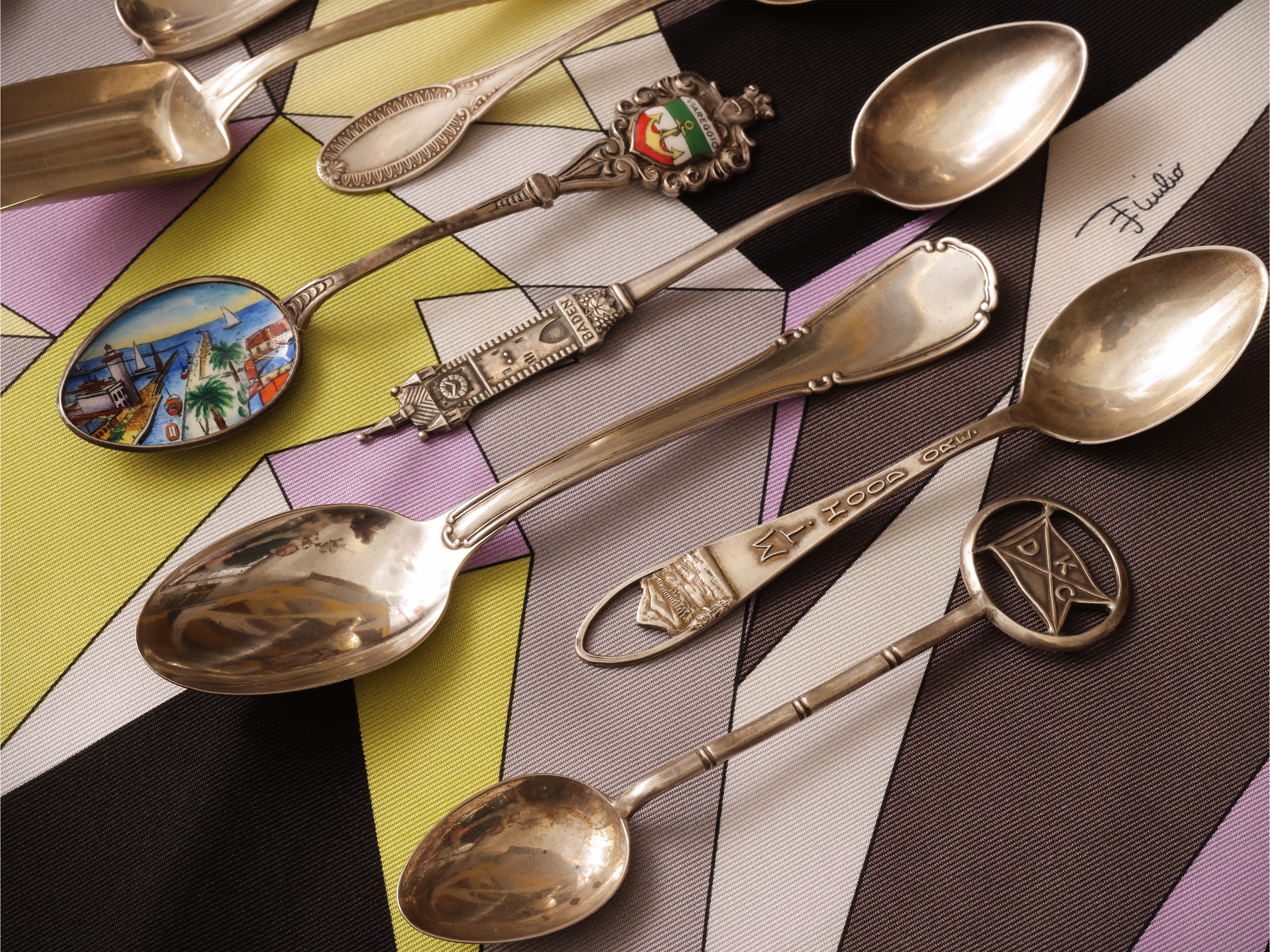 Collezione di cucchiaini in argento, alcuni souvenir di città