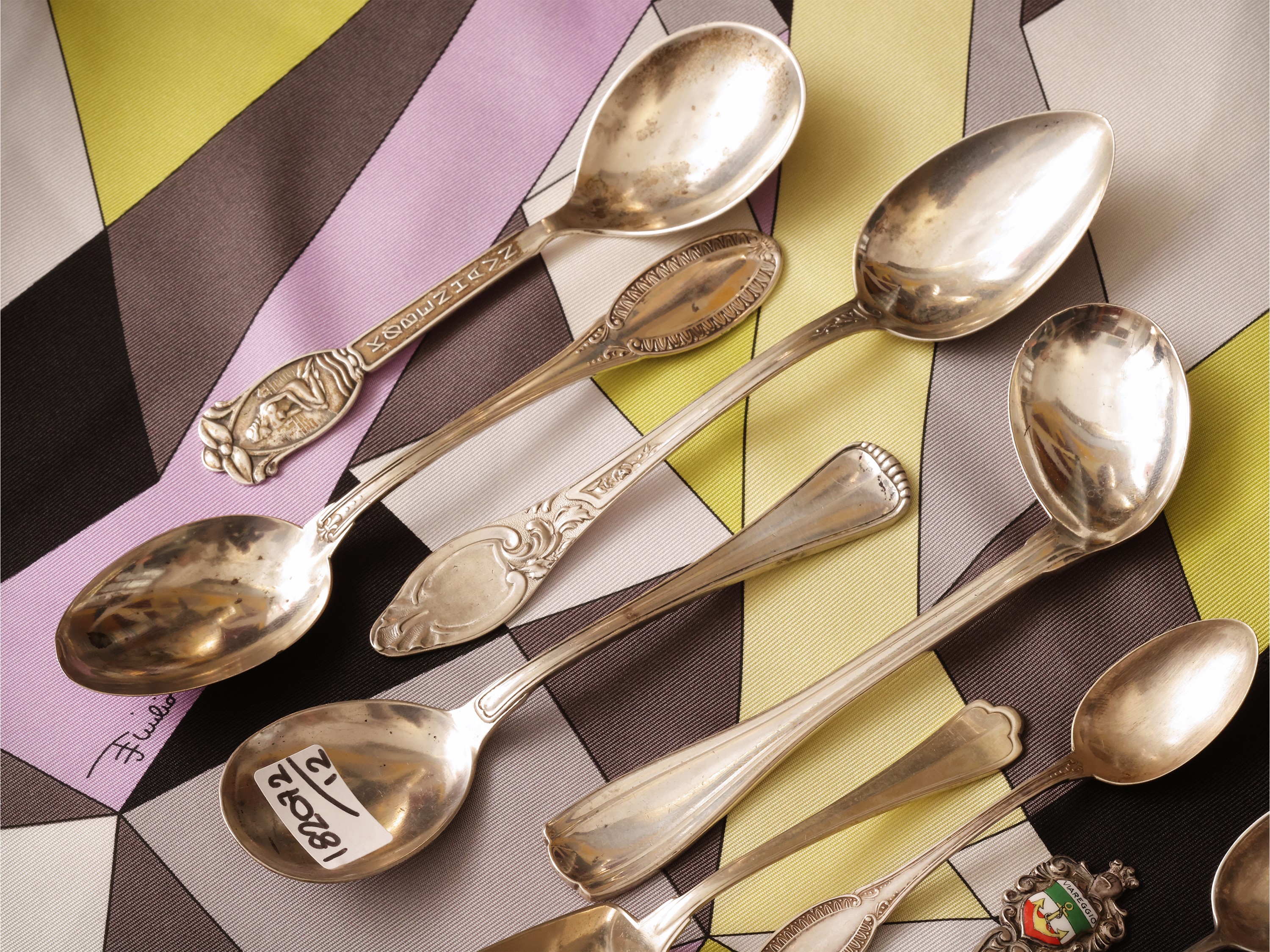 Collezione di cucchiaini in argento, alcuni souvenir di città