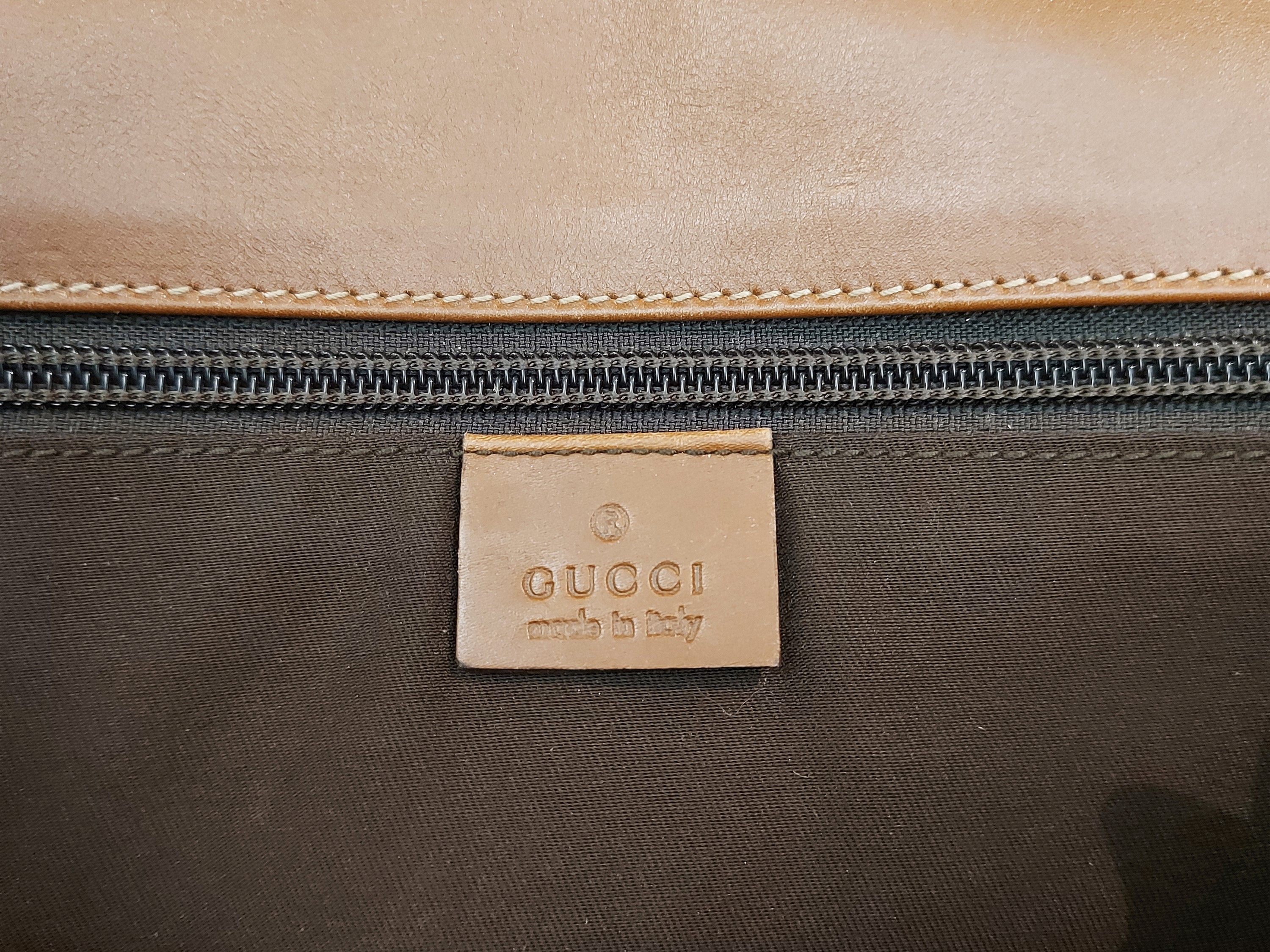 Gucci, Cartella in pelle Guccissima nocciola con tracolla
