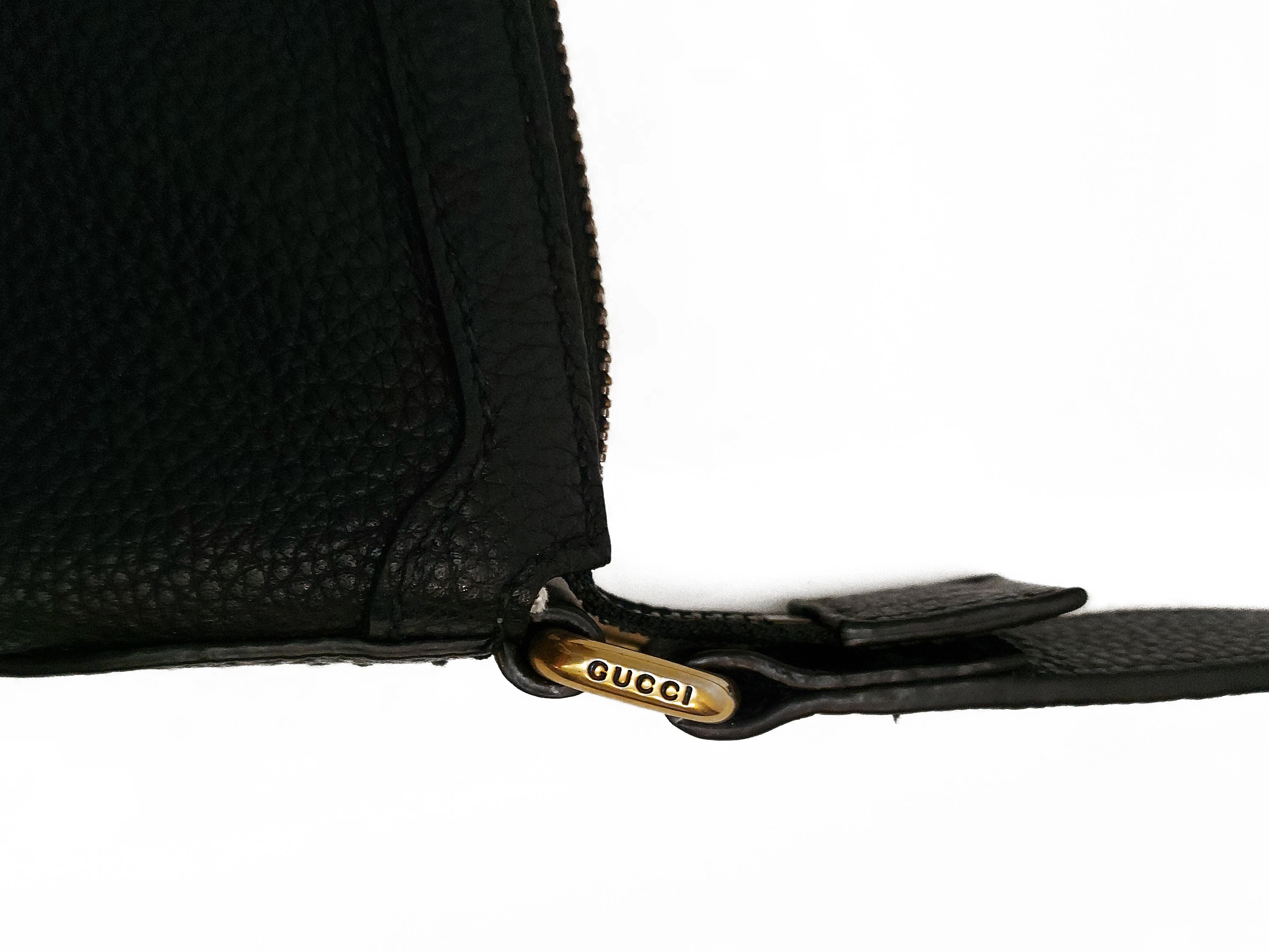 Gucci, Borsa hobo half moon in pelle nera con logo stampato