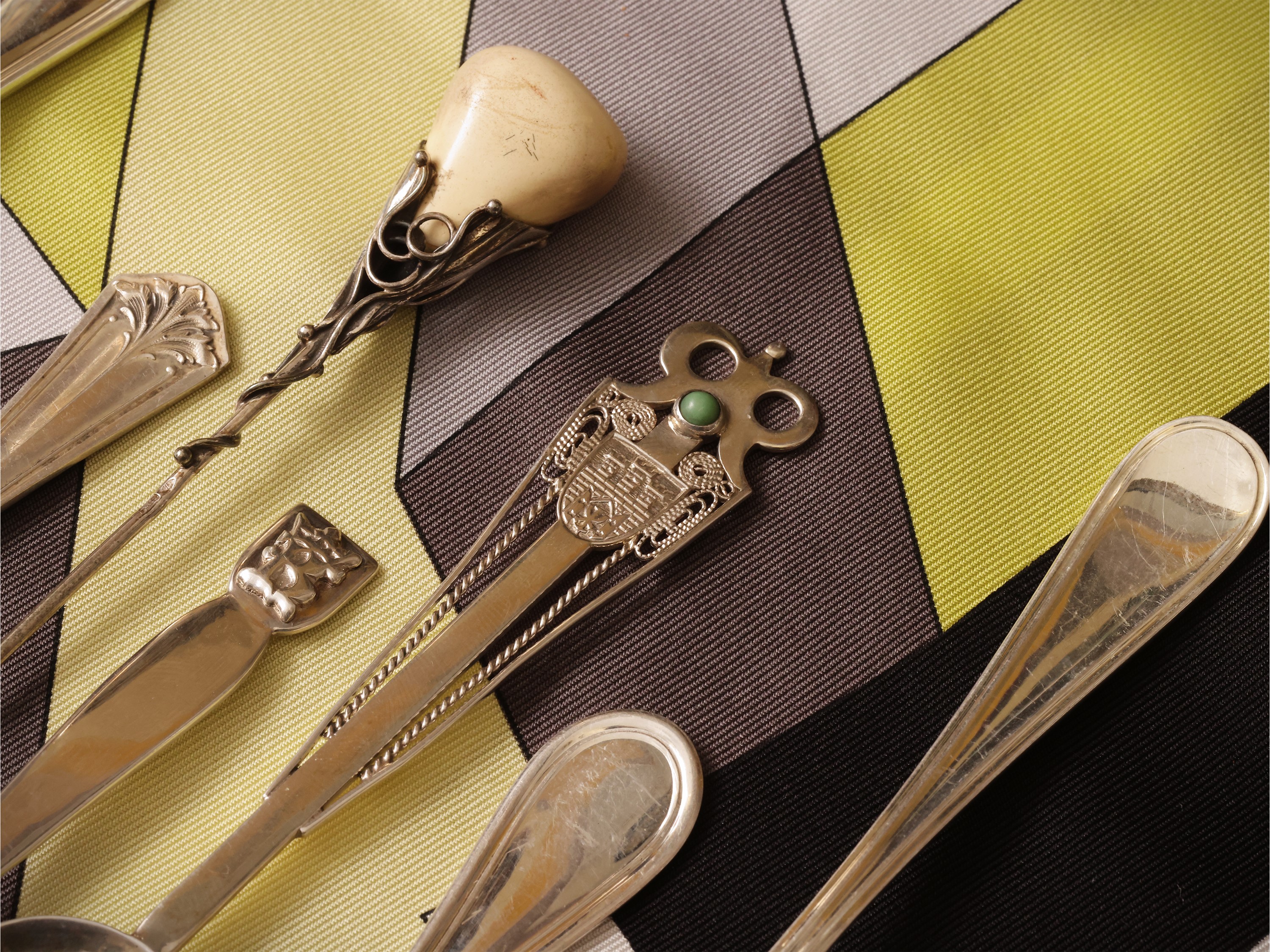 Lotto di unidici cucchiaini da collezione in argento