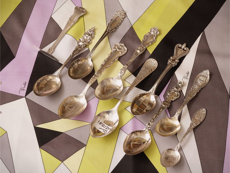 Dieci cucchiaini da collezione in argento sterling