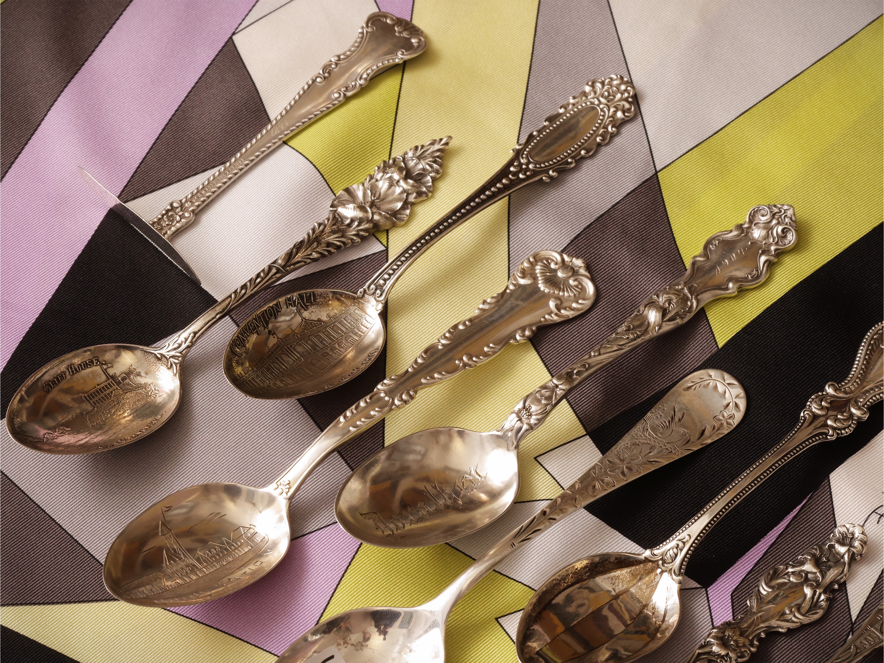 Dieci cucchiaini da collezione in argento sterling