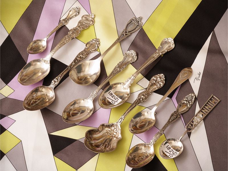 Dieci cucchiaini da collezione in argento sterling