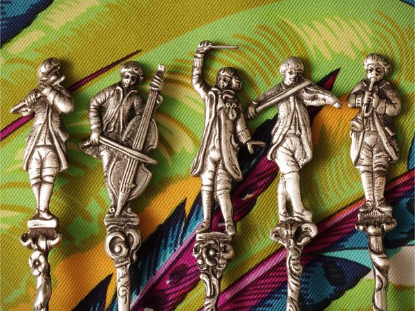 Collezione di cucchiaini in argento con figure musicanti