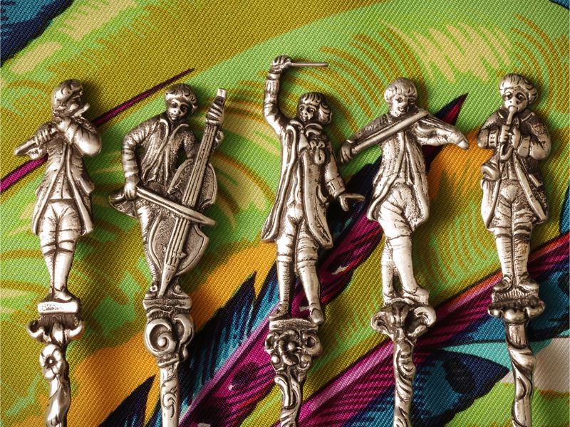 Collezione di cucchiaini in argento con figure musicanti