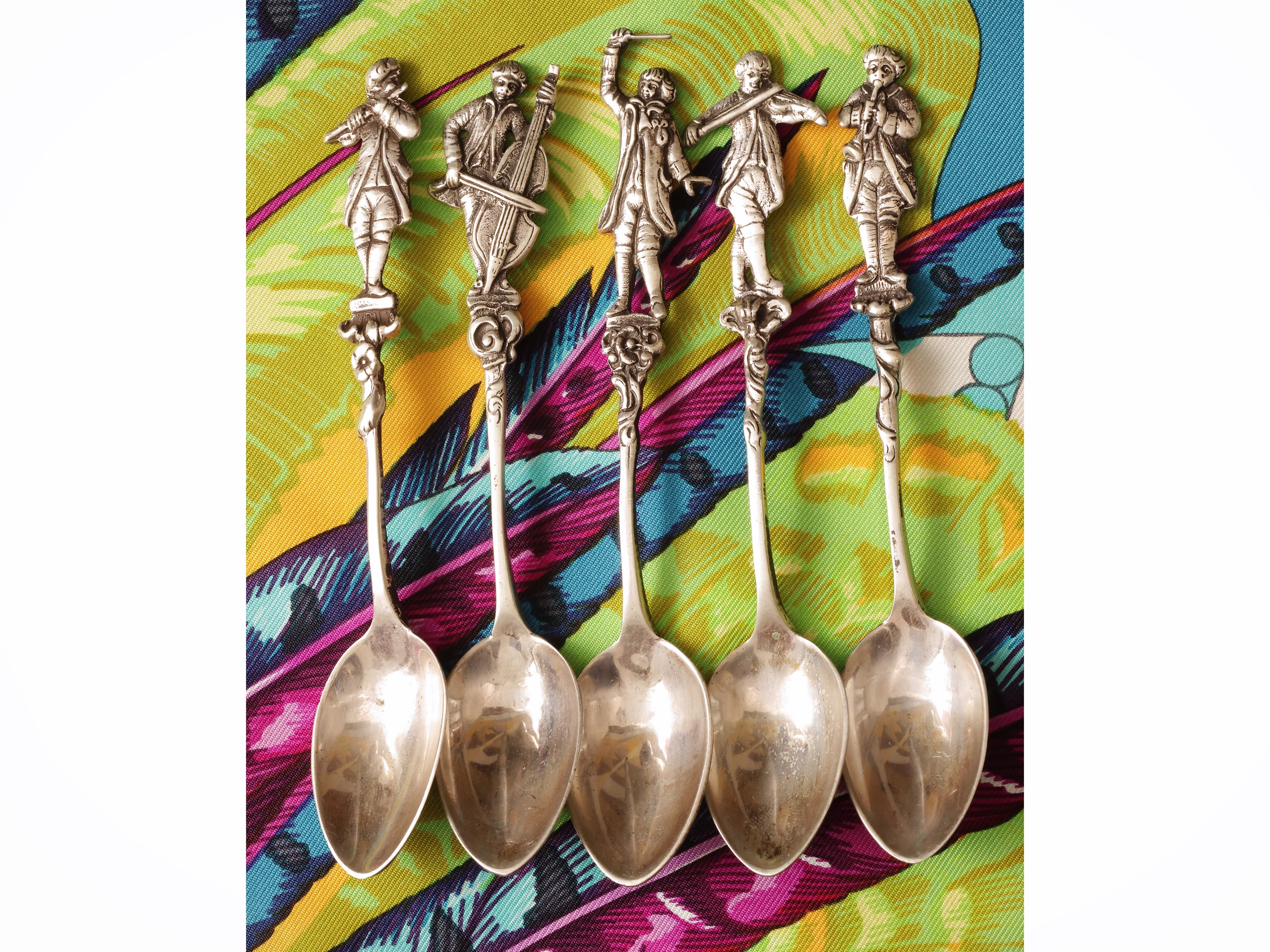 Collezione di cucchiaini in argento con figure musicanti
