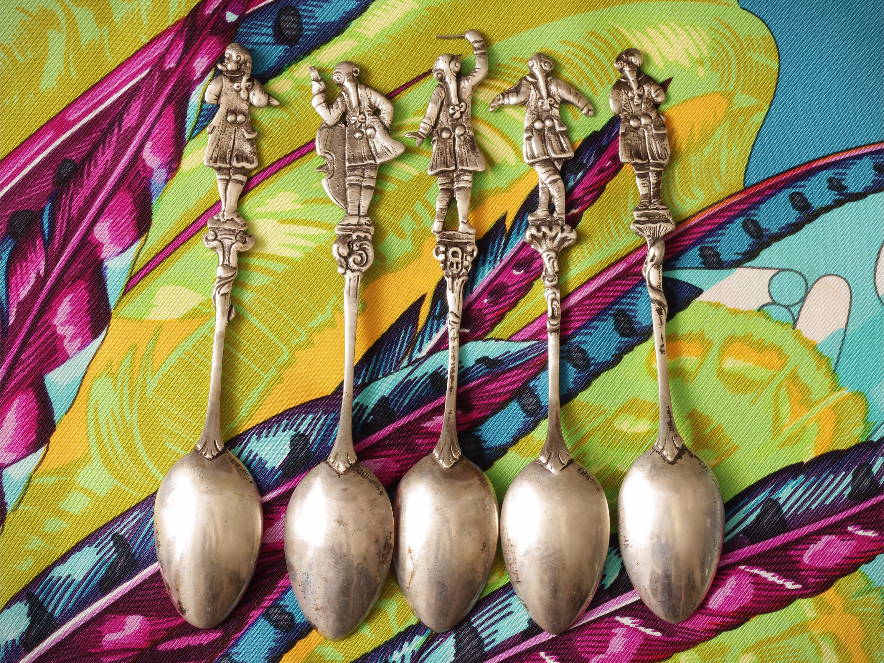 Collezione di cucchiaini in argento con figure musicanti