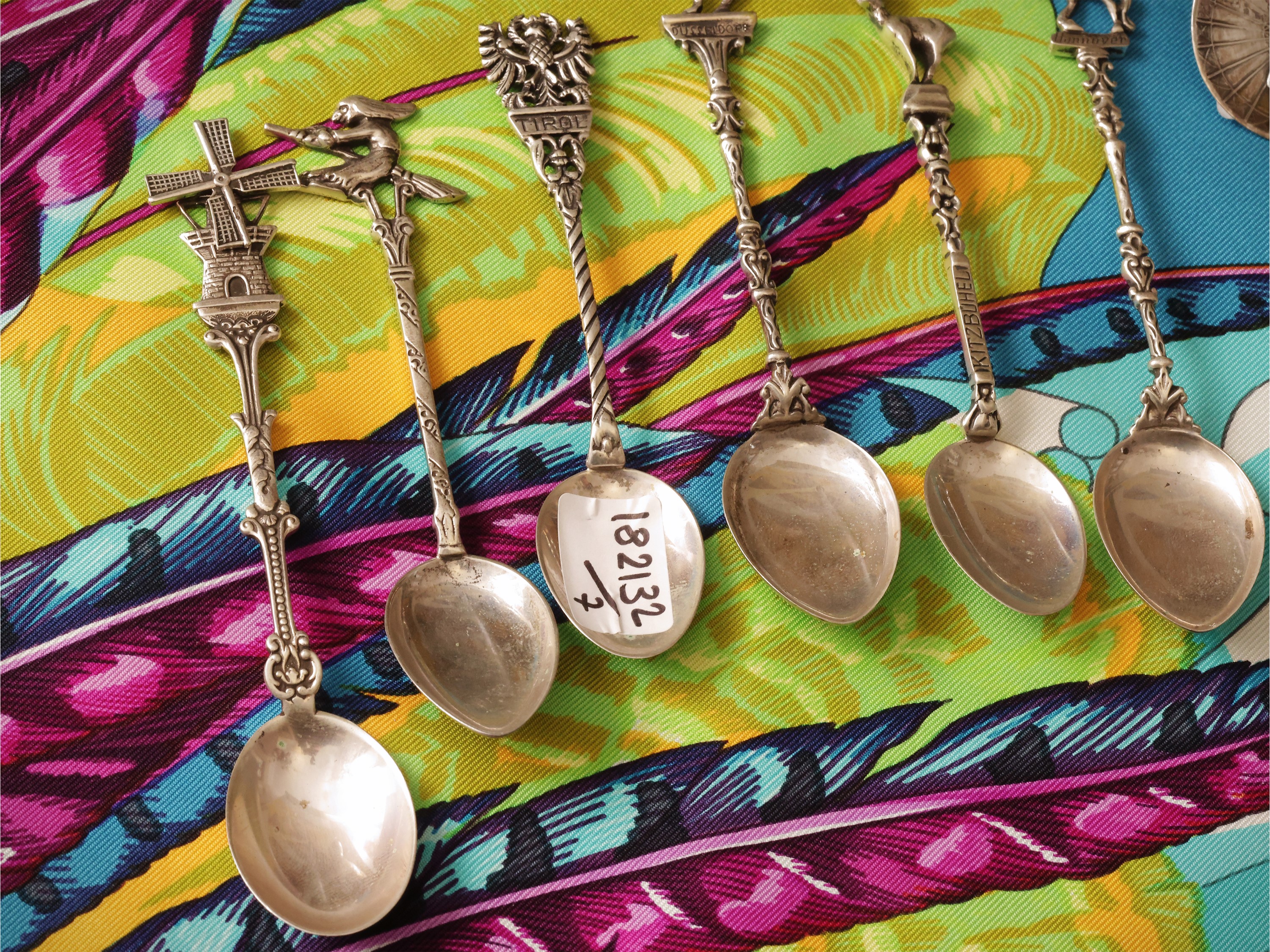 Cucchiaini souvenir da collezione in argento