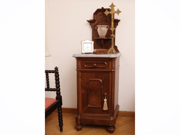 Pair of bedside tables with risers in walnut and walnut veneer