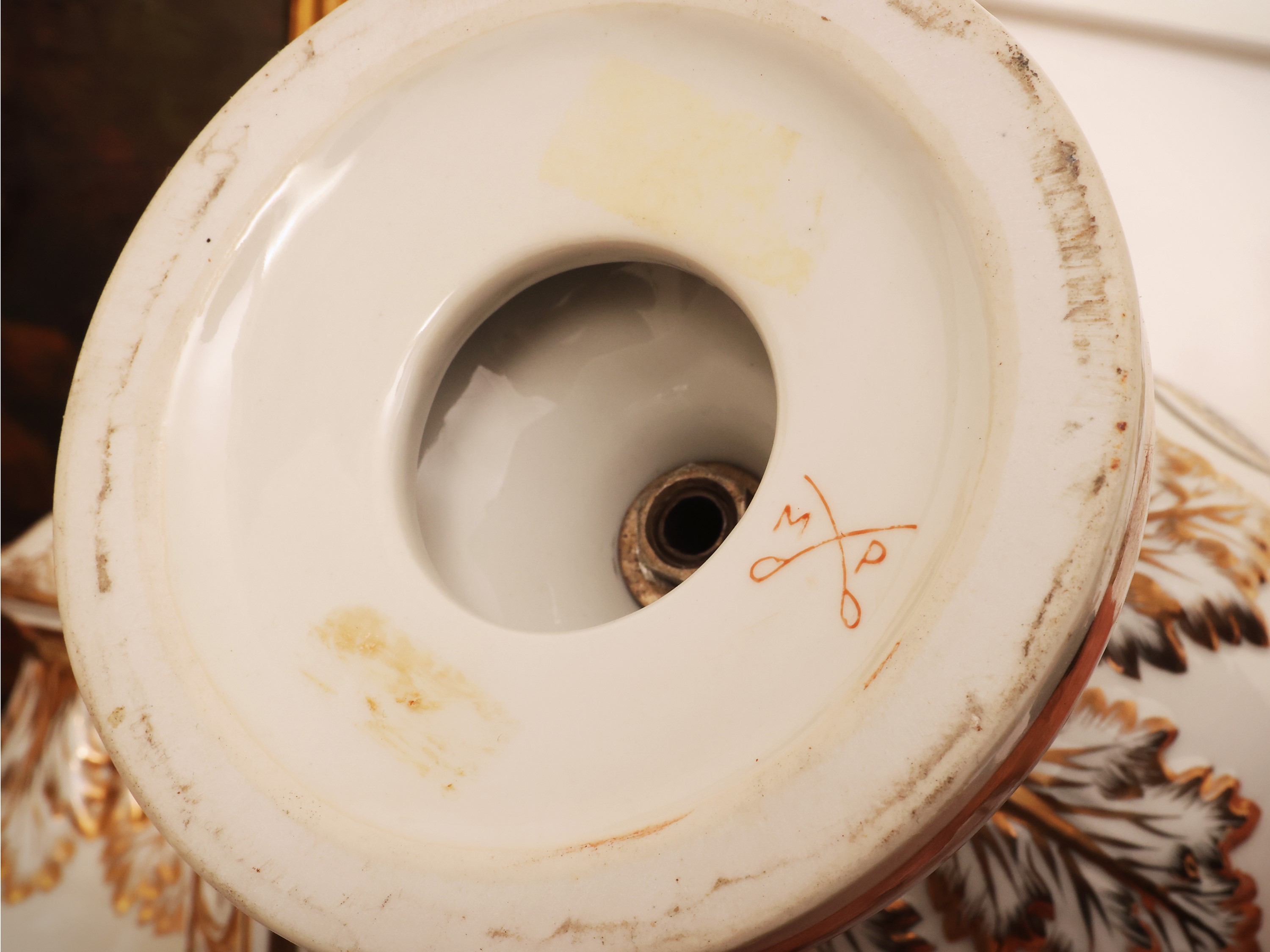 Coppia di vasi ad anfora in porcellana, h cm 41, decorati con stemma e oro