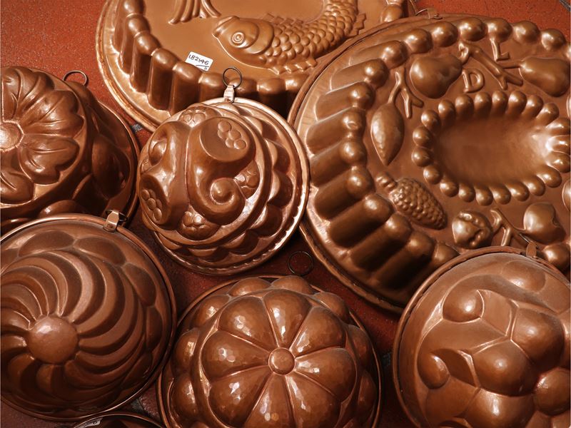 Raccolta di forme per torte e budini in rame