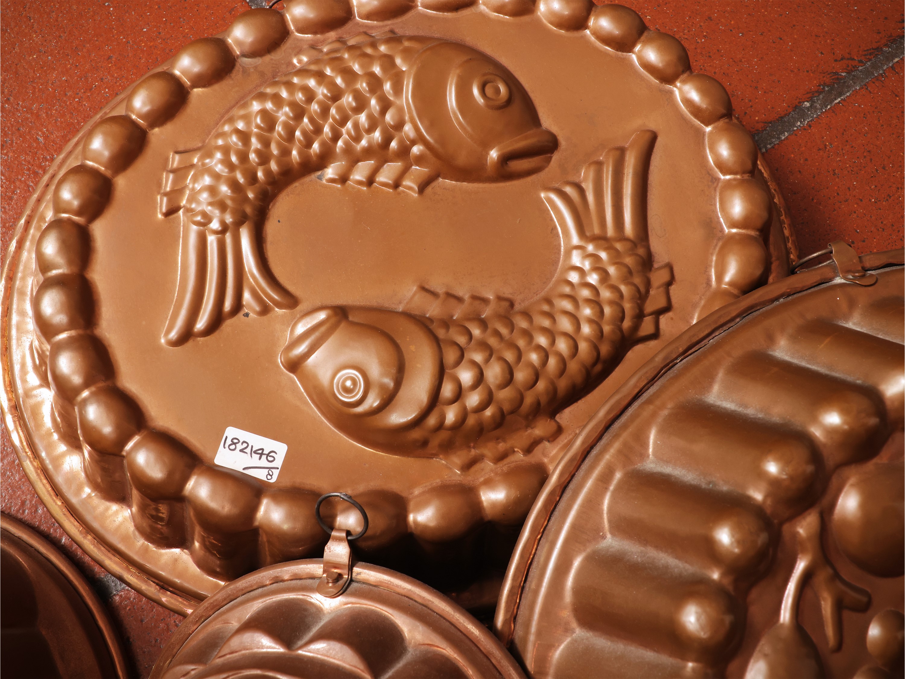 Raccolta di forme per torte e budini in rame