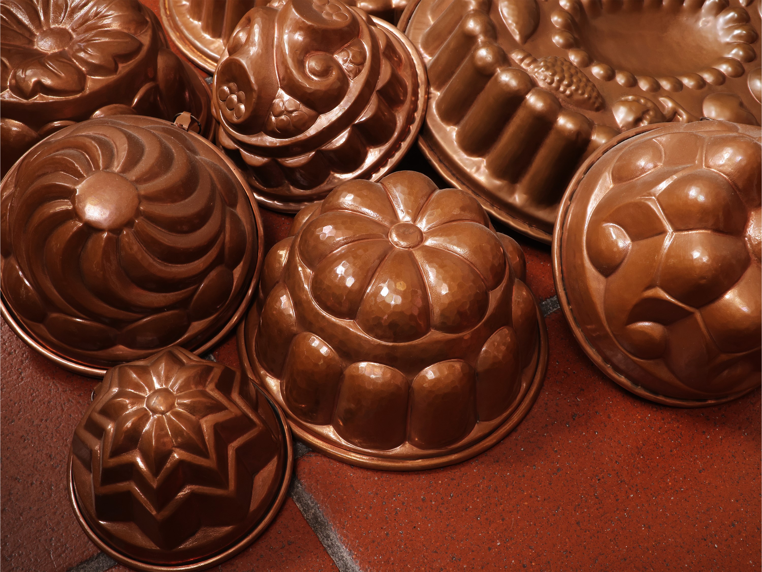Raccolta di forme per torte e budini in rame