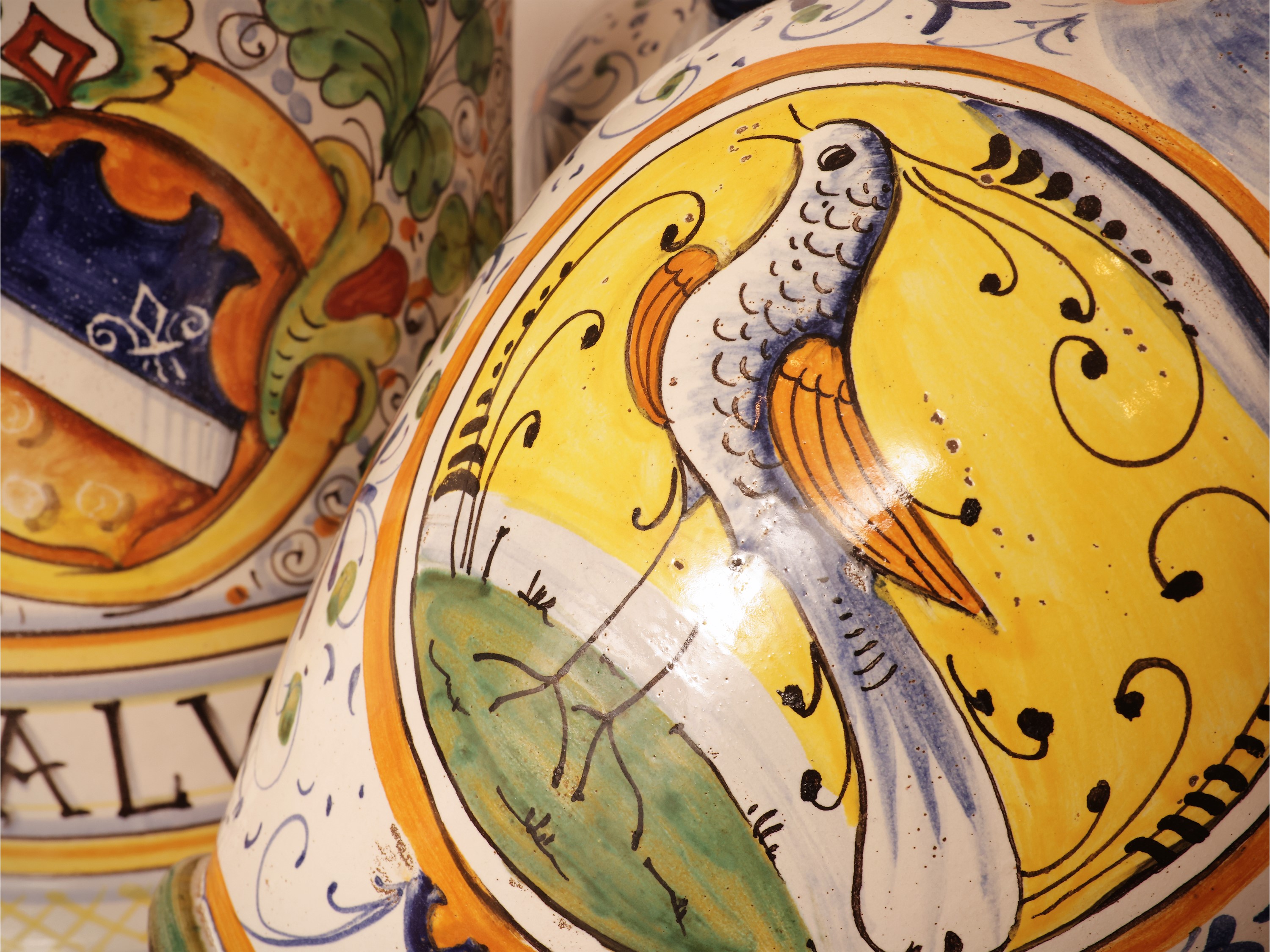 Tre maioliche decorative