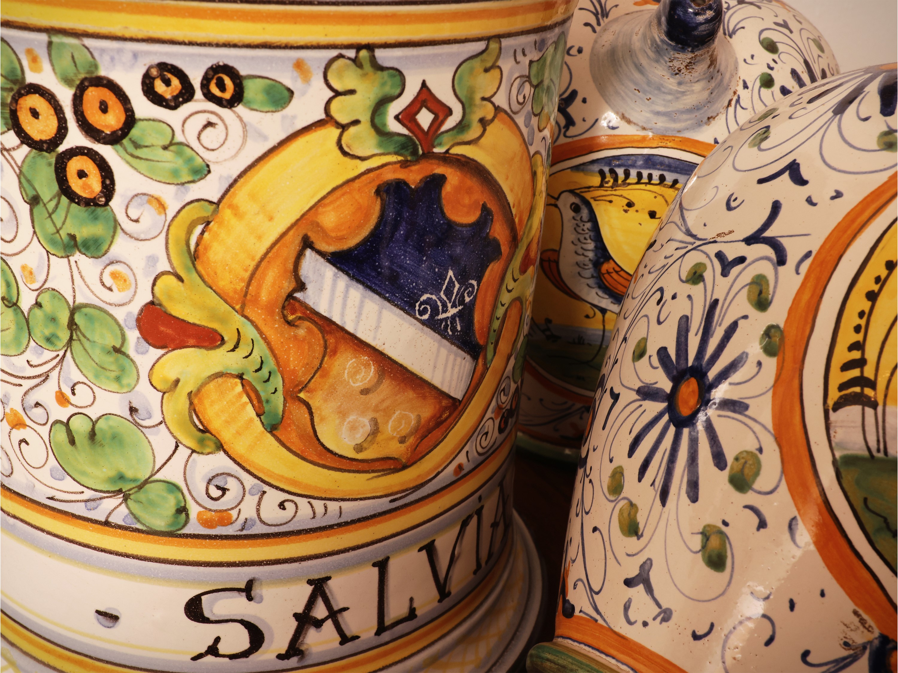 Tre maioliche decorative