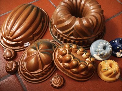 Raccolta di forme in rame per dolci e budini, assortite in diverse dimensioni