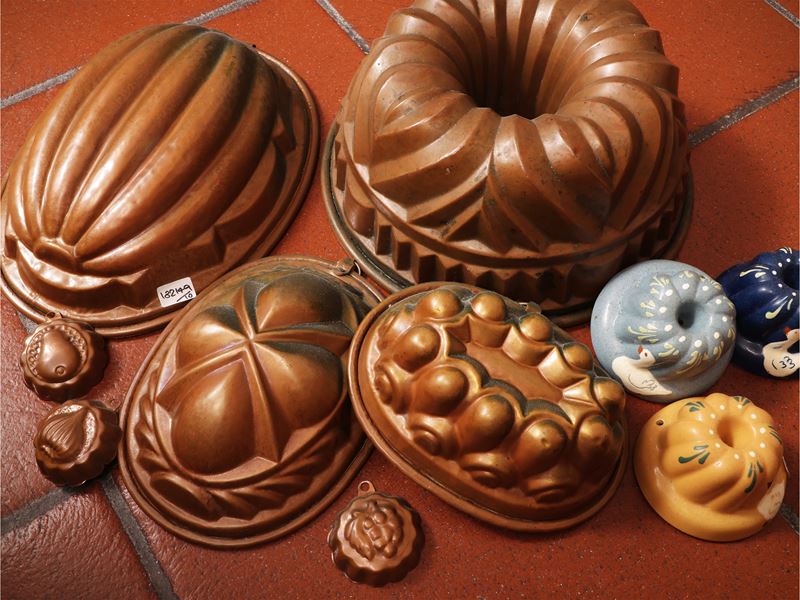 Raccolta di forme in rame per dolci e budini, assortite in diverse dimensioni