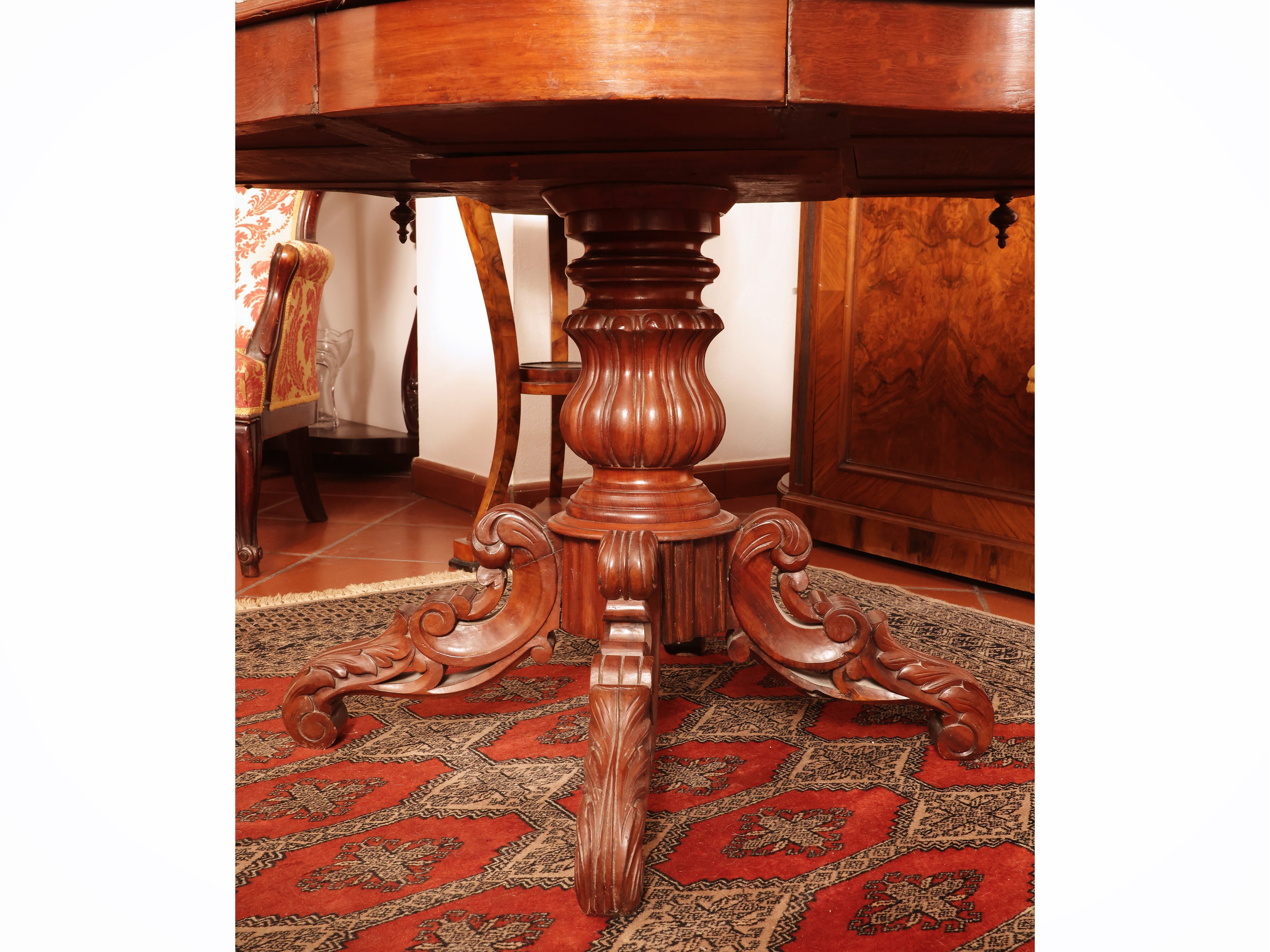 Tavolino da centro in mogano e radica