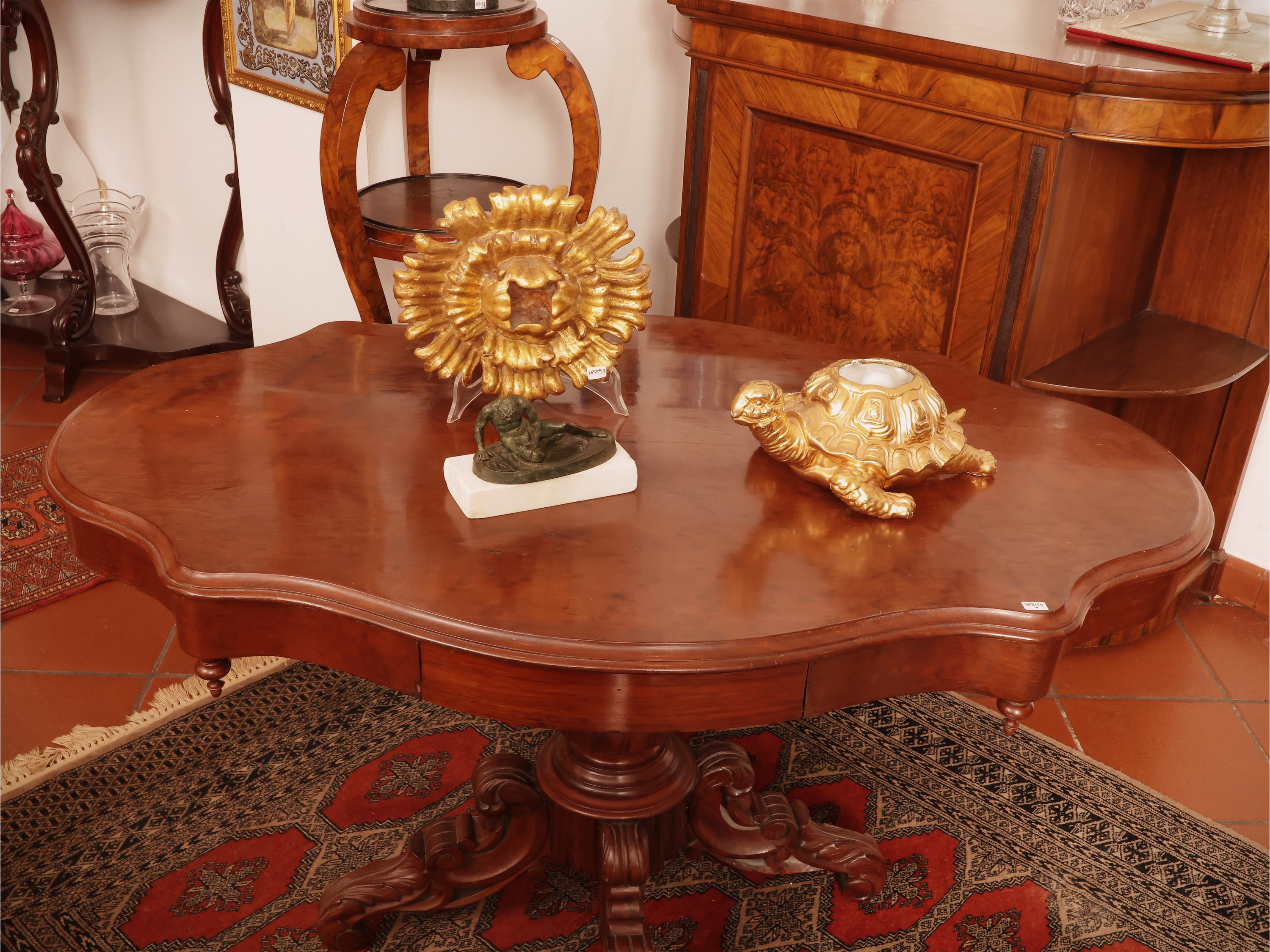 Tavolino da centro in mogano e radica