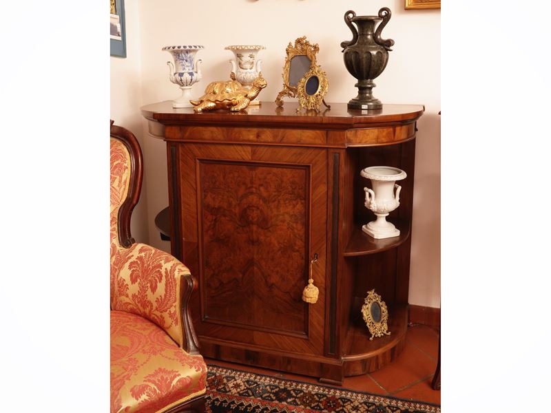 Credenza impiallacciata in piuma e radica di noce