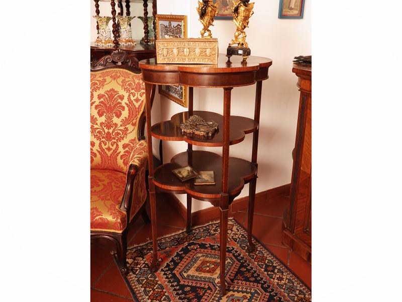 Tavolino da appoggio impiallacciato in varie essenze